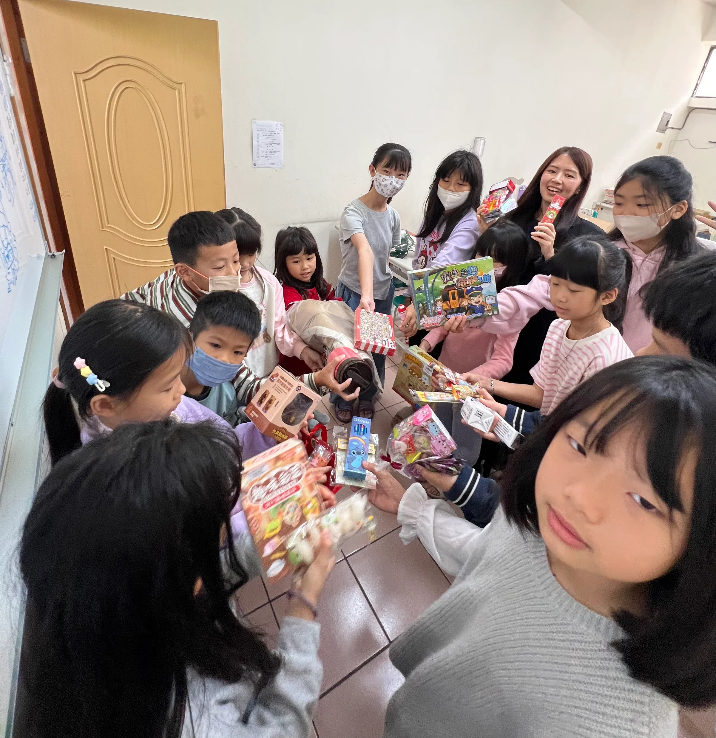 孩子們在走廊上拿著禮物盒