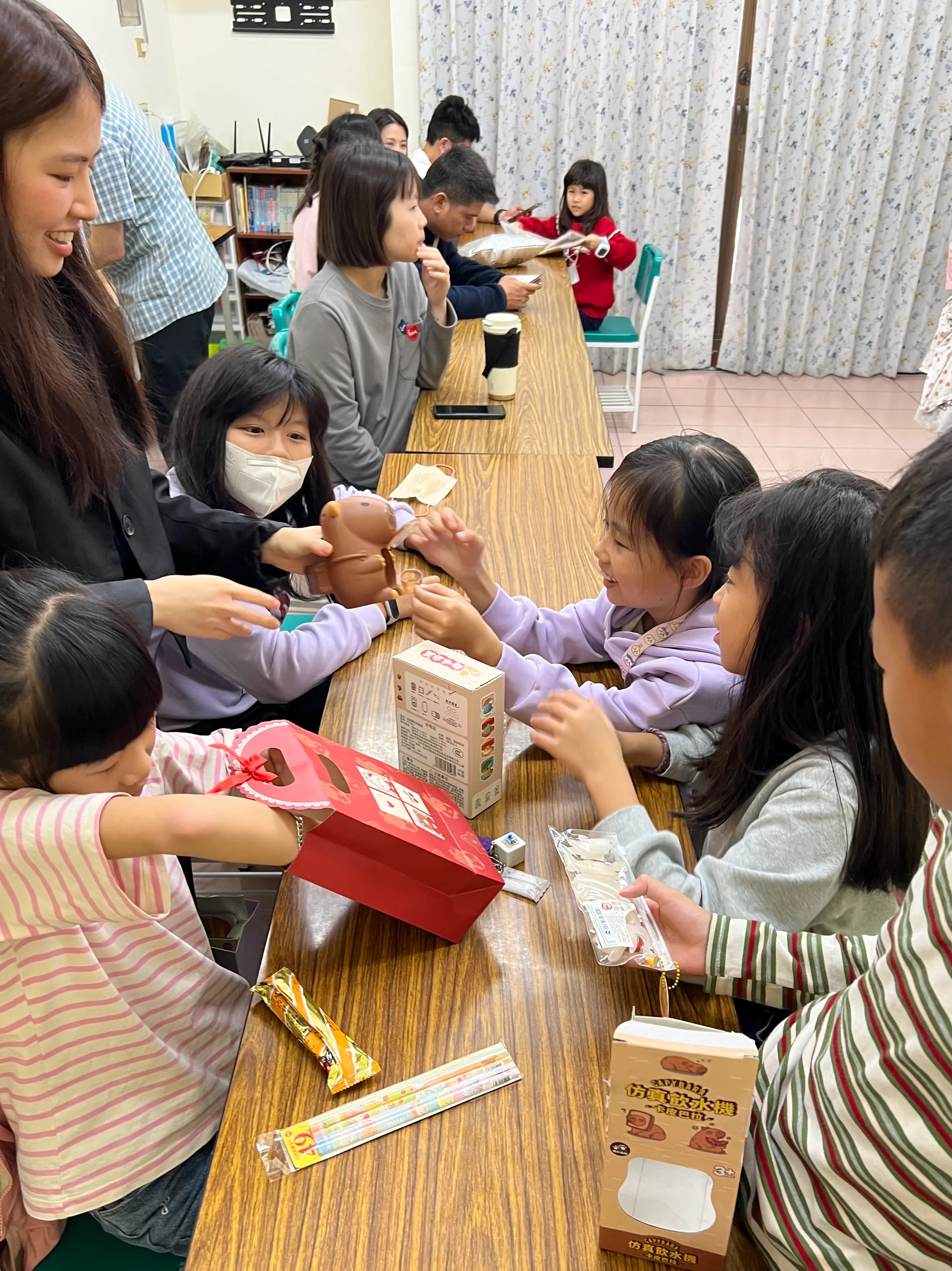 孩子們圍著長桌拆禮物